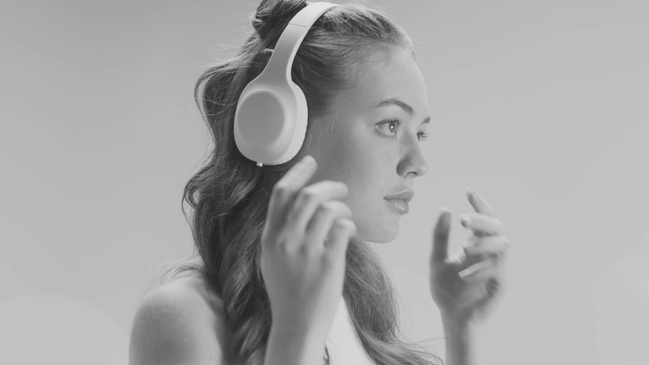 teen girl listening to Gabb Music