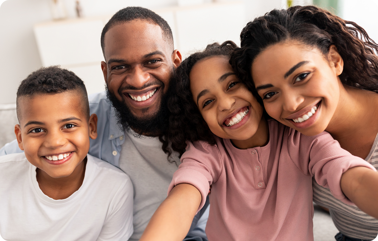 picture of a smiling, happy family of 4